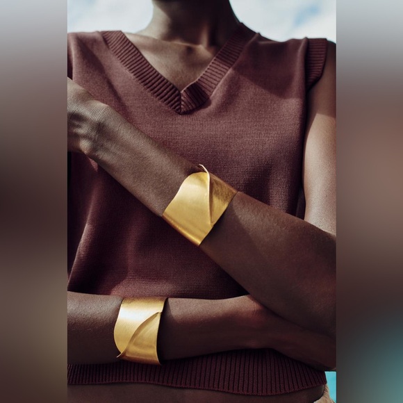 Zara Jewelry - NWT. Zara Golden Pack of Two Rigid Textured Metal Bangles.